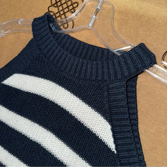 Old Navy NWOT! Navy/White Knit Sleeveless Striped Shaker Stitch Cropped Sweater - Picture 8 of 17